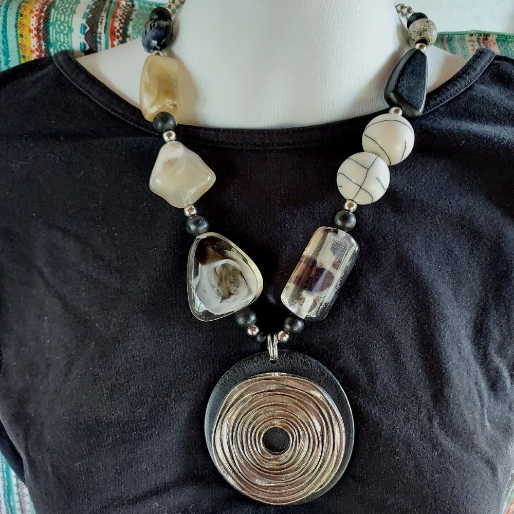 Chico's chunky natural tones pendant necklace 24" animal print